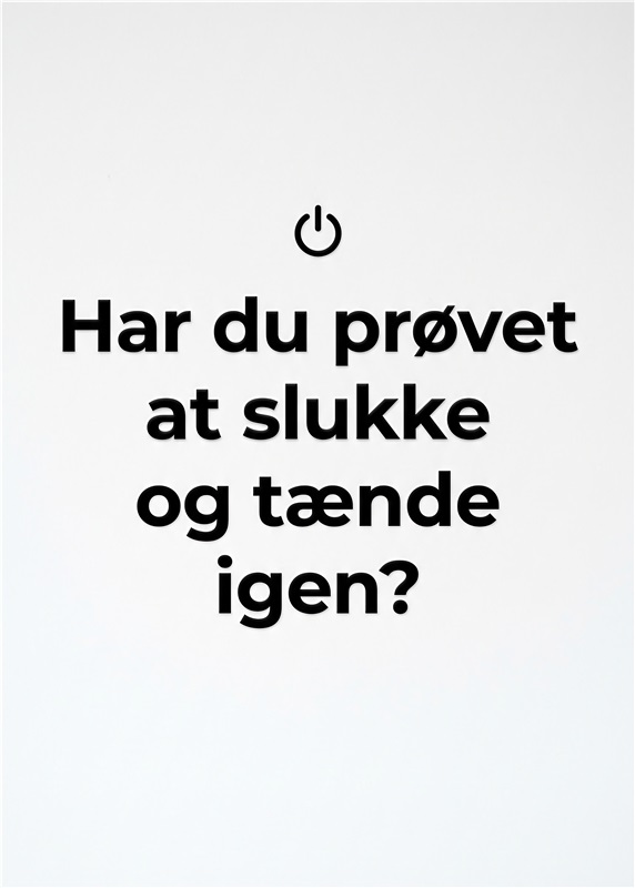 Genstart fornyr energien! - Denne minimalistiske plakat med det humoristiske budskab 'Har du prøvet at slukke og tænde igen?' vil tilføje et sjovt touch til dit hjem. Perfekt til kontoret eller stuen, hvor du ønsker at minde dig selv (eller andre) om en enkel løsning på hverdagens små problemer.