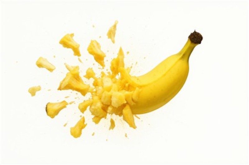 Sprudlende Banan Explosion - Oplev den energiske sprudlende banan, der eksploderer i et farverigt kaos af frugtstykker. Denne livlige illustration tilføjer et sjovt og dynamisk element til dit rum.
