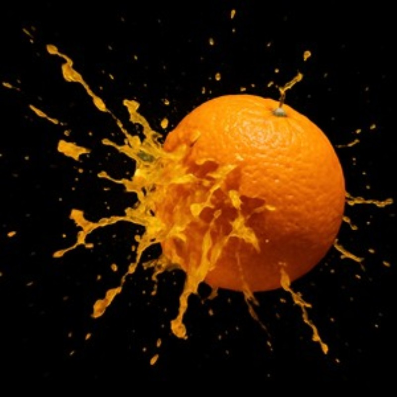 Frisk Appelsinliv i Sprøjteformat - Oplev den sprudlende energi fra denne fantastiske appelsin, der sprøjter saft i en dramatisk bevægelse. Dette billede tilføjer en livlig og energisk stemning til dit hjem.